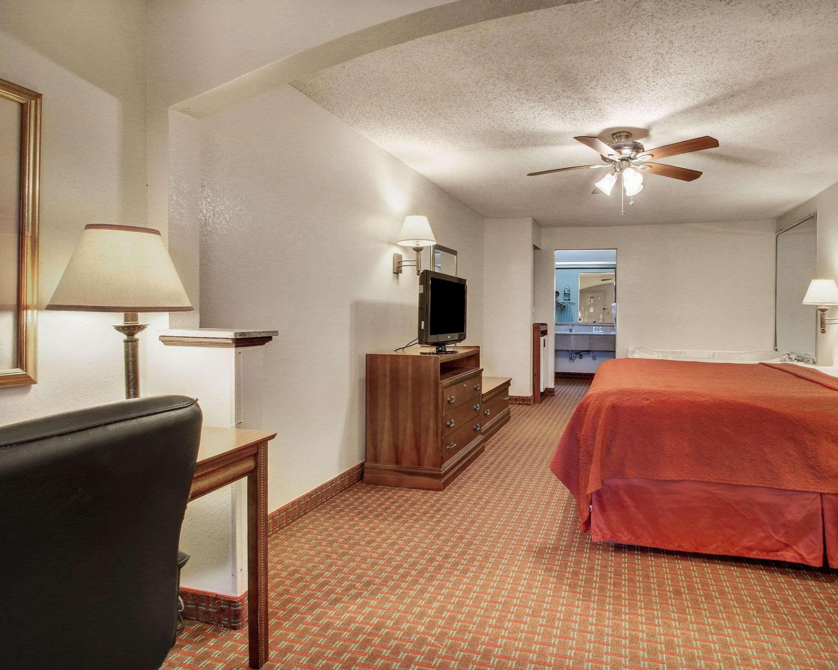 Quality Inn & Suites Clinton Extérieur photo